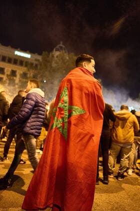 December 6, 2022, Barcelona, Catalonia, Spain: the large Moroccan population residing in Catalonia, goes out to celebrate the classification and defeat against Spain in the streets of the center of Barcelona Barcelona Spain - ZUMAr179 0196192526st Copyright: xEricxRenomx