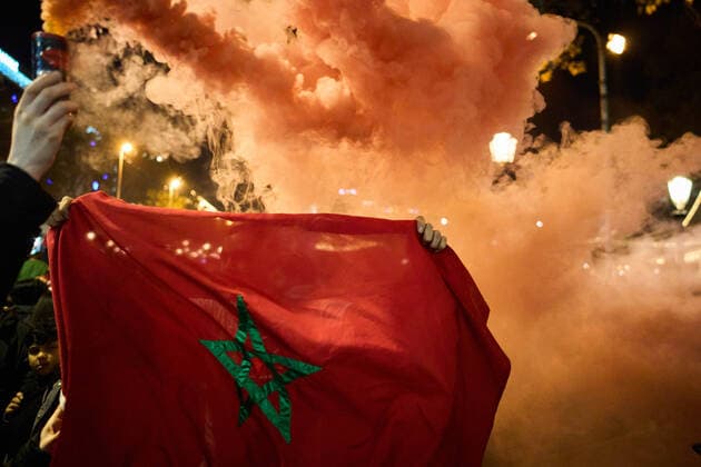 Sport Bilder des Tages December 6, 2022, Barcelona, Catalonia, Spain: the large Moroccan population residing in Catalonia, goes out to celebrate the classification and defeat against Spain in the streets of the center of Barcelona Barcelona Spain - ZUMAr179 0196192550st Copyright: xEricxRenomx