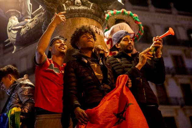 Celebration Of Morocco s Victory Against Spain In Barcelona Thousands of people take to the streets of Barcelona to celebrate the victory of the Moroccan national football team against Spain in the framework of the Qatar World Cup 2022. Fans have flown flags from Morocco and several Maghreb countries and lit flares and fireworks. In Barcelona, Catalonia, Spain on 6 December 2022. Barcelona Spain  Copyright: xAlbertxLlopx originalFilename:salame-celebrat221206_npRsC.jpg