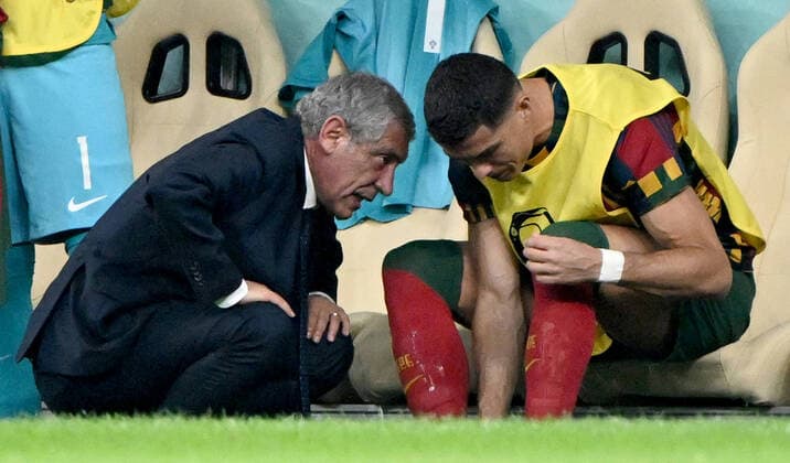 Fussball, Herren, Saison 2022 23, WM in Katar, Achtelfinale, Portugal - Schweiz (6:1) im Lusail Iconic Stadium in Lusail, v. l. Trainer Fernando Santos (Portugal), Cristiano Ronaldo (Portugal) auf der Bank, 06.12. 2022, Copyright: xMatthiasxKochx