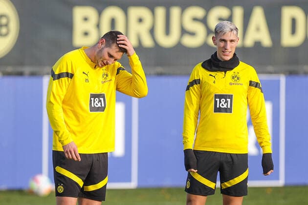 Sport Themen der Woche KW49 Sport Bilder des Tages 07.12.2022, Fussball, Saison 2022 2023, 1. Bundesliga, Training Borussia Dortmund, v. l. Niklas Süle (Borussia Dortmund), Nico Schlotterbeck (Borussia Dortmund), xRHR-FOTO DEx *** 07 12 2022, Football, 2022 2023 season, 1 Bundesliga, Training Borussia Dortmund, v l Niklas Süle Borussia Dortmund , Nico Schlotterbeck Borussia Dortmund , xRHR PHOTO DEx Copyright: DennisxEwert RHR-FOTOx RHR-FOTO DE