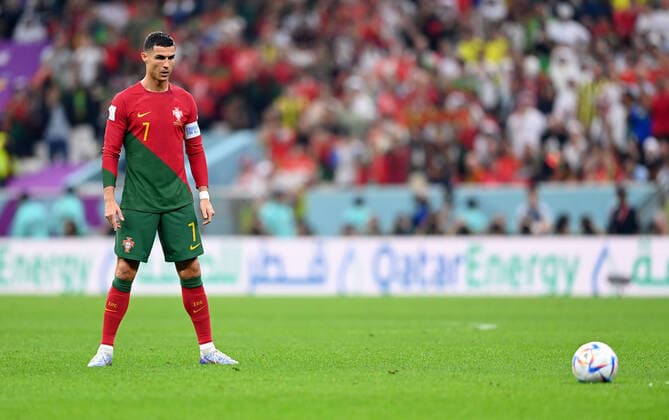 FUSSBALL WM 2022 Achtelfinale Portugal - Schweiz 06.12.2022 Cristiano Ronaldo (Portugal) bereitet sich auf seinen Freistoss vor