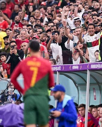 FUSSBALL WM 2022 Achtelfinale Portugal - Schweiz 06.12.2022 Die portugiesischen Fans jubeln bei der Einwechslung von Cristiano Ronaldo (Portugal)