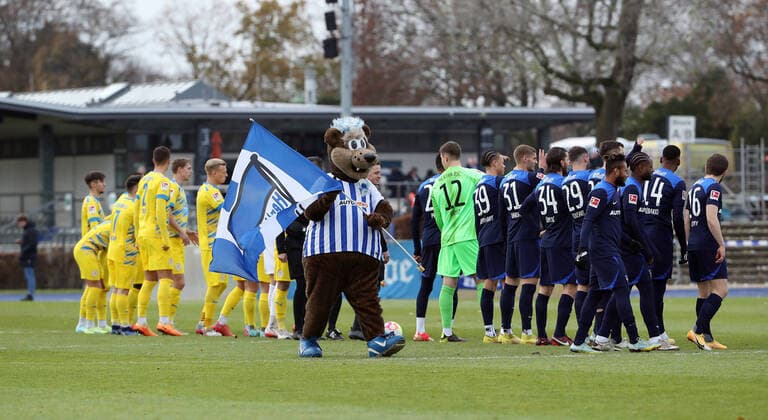 Sport Themen der Woche KW49 Sport Bilder des Tages Maskottchen Herthinho, Mannschaften vor Spielbeginn Fußball Fussball Testspiel 1.Bundesliga DFL Saison 2022 2023 07.12.2022 Hertha BSC Berlin vs. BTSV Eintracht Braunschweig DFL regulations prohibit any use of photographs as image sequences and or quasi-video. *** Mascot Herthinho, teams before the start of the game Sports Football Soccer Test Match 1 Bundesliga DFL Season 2022 2023 07 12 2022 Hertha BSC Berlin vs BTSV Eintracht Braunschweig DFL regulations prohibit any use of photographs as image sequences and or quasi video