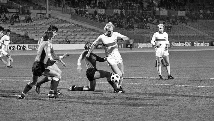 05.03.76 VfB Stuttgart - FC Augsburg Deutschland, Stuttgart, 05.03.1976, Fussball, 2. Bundesliga, VfB Stuttgart - FC Augsburg (0:1): re. Dieter Hoeneß (VfB Stuttgart). *** 05 03 76 VfB Stuttgart FC Augsburg Germany, Stuttgart, 05 03 1976, football, 2 Bundesliga, VfB Stuttgart FC Augsburg 0 1 re Dieter Hoeneß VfB Stuttgart