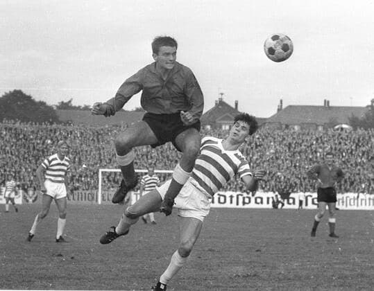 Fussball Bundesliga: Preussen Muenster - Meidericher SV 4:2 07.09.1963 Aktion , Zweikampf zwischen Klaus Bokisch (Preussen) und rechts Hartmut Heidemann (MSV) *** Football Bundesliga Preussen Muenster Meidericher SV 4 2 07 09 1963 action , duel between Klaus Bokisch Preussen and right Hartmut Heidemann MSV HM