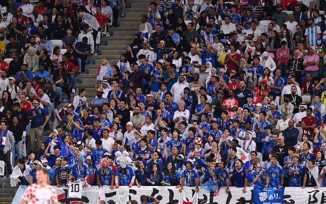 FUSSBALL WM 2022 Achtelfinale Japan - Kroatien 05.12.2022 Japanische Fans im Al-Janoub Stadion *** FOOTBALL World Cup 2022 Round of 16 Japan Croatia 05 12 2022 Japanese fans at Al Janoub Stadium