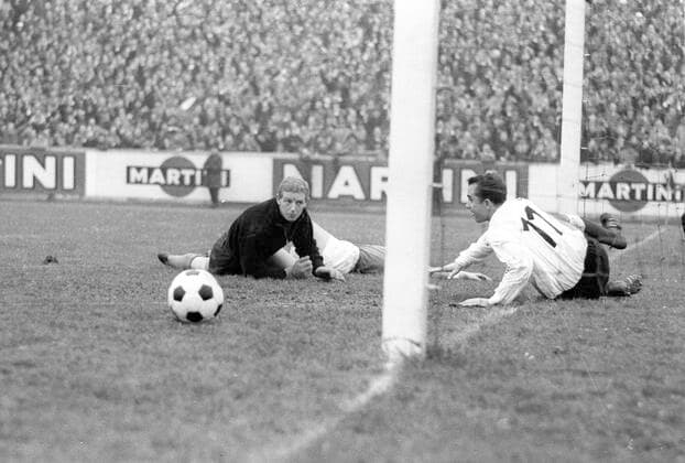 Fussball Bundesliga: Preussen Muenster - FC Schalke 2:2 23.11.1963 Torwart Horst Mühlmann (S04) schaut deprimiert nachden Hermann Lulka (rechts) soeben das Tor zum 2:1 erzielt hat *** Football Bundesliga Preussen Muenster FC Schalke 2 2 23 11 1963 Goalkeeper Horst Mühlmann S04 looks depressed after Hermann Lulka right has just scored the goal to 2 1 HM