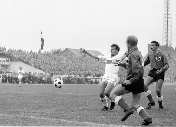 Fussball Bundesliga: Preussen Muenster - VFB Stuttgart 4:2 21.09.1963 von links: Rolf Geiger (VFB) , Dagmar Drewes, Klaus Bockisch (beide Preußen) *** Soccer Bundesliga Preussen Muenster VFB Stuttgart 4 2 21 09 1963 from left Rolf Geiger VFB , Dagmar Drewes, Klaus Bockisch both Preußen HM