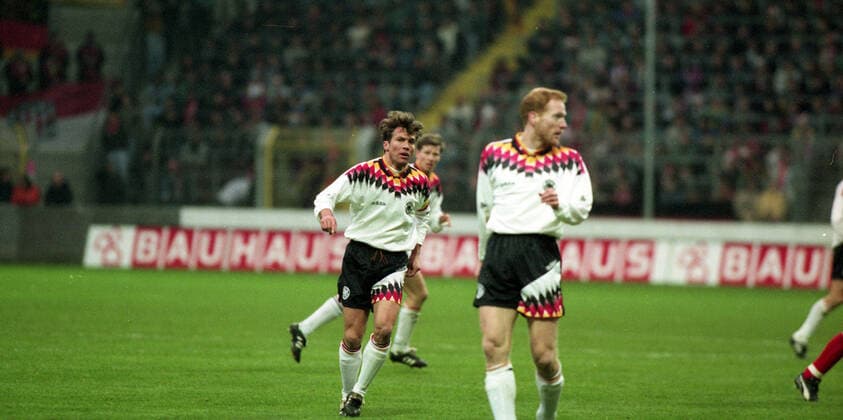 18.12.94 Deutschland - Albanien Deutschland, Kaiserslautern, 18.12.1994, UEFA, EM-Qualifikation, DFB Deutschland - Albanien (2:1): Lothar Matthäus (Deutschland). *** 18 12 94 Germany Albania Germany, Kaiserslautern, 18 12 1994, UEFA, European Championship qualification, DFB Germany Albania 2 1 Lothar Matthäus Germany