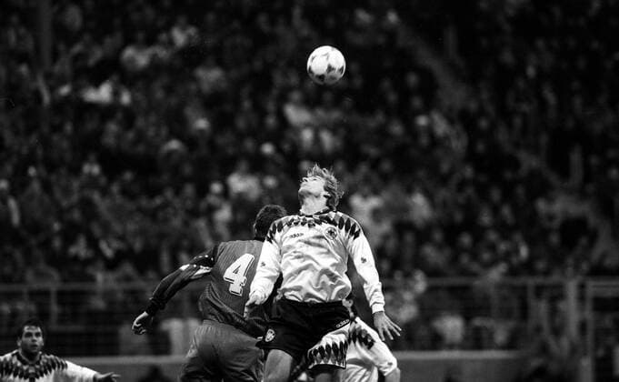 18.12.94 Deutschland - Albanien Deutschland, Kaiserslautern, 18.12.1994, UEFA, EM-Qualifikation, DFB Deutschland - Albanien (2:1): v.l. Arjan Xhumba (Albanien), Jürgen Klinsmann (Deutschland). *** 18 12 94 Germany Albania Germany, Kaiserslautern, 18 12 1994, UEFA, European Championship qualification, DFB Germany Albania 2 1 v l Arjan Xhumba Albania , Jürgen Klinsmann Germany