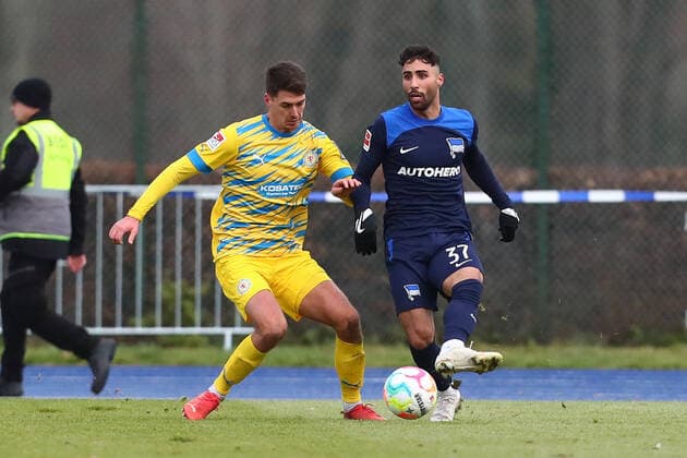 07.12.2022, xtgx, Fussball Testspiel, Hertha BSC - Eintracht Braunschweig emspor, v.l. Danilo Wiebe (Braunschweig, 23), Nader El Jindaoui (Hertha) Zweikampf, Duell, Kampf, tackle (DFL DFB REGULATIONS PROHIBIT ANY USE OF PHOTOGRAPHS as IMAGE SEQUENCES and or QUASI-VIDEO) Berlin