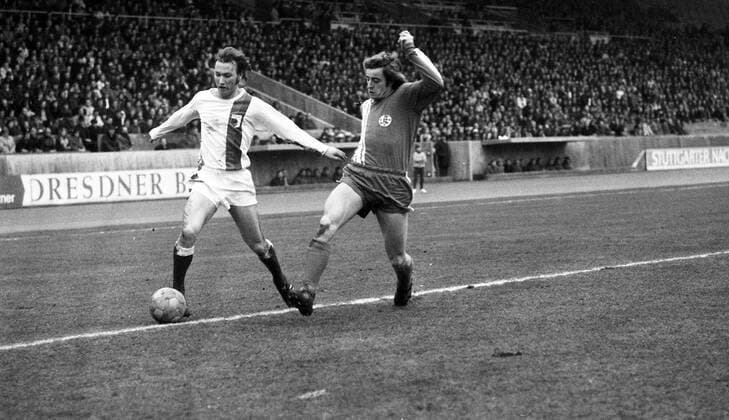 19.01.74 Stuttgarter Kickers - FC Augsburg Deutschland, Stuttgart, 19.01.1974, Fussball, Regionalliga Süd, Stuttgarter Kickers - FC Augsburg (4:1): v.l. Georg Schnurrer (FC Augsburg), Dieter Dollmann (Stuttgarter Kickers). *** 19 01 74 Stuttgarter Kickers FC Augsburg Germany, Stuttgart, 19 01 1974, Football, Regionalliga Süd, Stuttgarter Kickers FC Augsburg 4 1 v l Georg Schnurrer FC Augsburg , Dieter Dollmann Stuttgarter Kickers