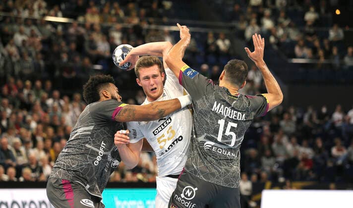 Sport Themen der Woche KW49 Sport Bilder des Tages Foto : Nikola Bilyk (Kiel) wirft gegen Jeremy TOTO (Nantes) und rechts ... Jorge Maqueda Peno (Nantes) Handball Herren Do. 08.12.2022 Championsleague THW Kiel - HBC Nantes 37 - 33 *** Photo Nikola Bilyk Kiel throws against Jeremy TOTO Nantes and right Jorge Maqueda Peno Nantes Handball Men Thu 08 12 2022 Champions League THW Kiel HBC Nantes 37 33