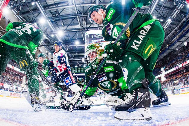 Sport Themen der Woche KW49 221208 Färjestads malvakt Dennis Hildeby och Ville Pokka under ishockeymatchen i SHL mellan Färjestad och Linköping den 8 december 2022 i Karlstad. *** 221208 Färjestads goalkeeper Dennis Hildeby and Ville Pokka during the ice hockey match in the SHL between Färjestad and Linköping on December 8, 2022 in Karlstad,  Copyright: FREDRIKxKARLSSON BB221208FK068