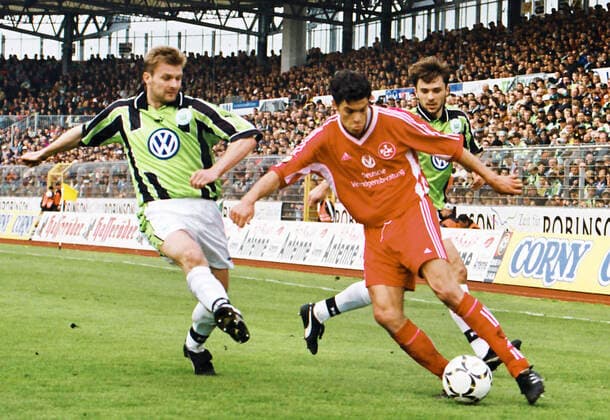 RECORD DATE NOT STATED Aus 1. BL. Saison 1998 99 VfL Wolfsburg . 1. FC Kaiserslautern 2:1 am 10.04.1999. Im Foto: am Ball FC Spieler Michael Ballack gegen li. Andrzej Juskowiak und Krzysztof Nowak *** From 1 BL season 1998 99 VfL Wolfsburg 1 FC Kaiserslautern 2 1 on 10 04 1999 In the photo on the ball FC player Michael Ballack against left Andrzej Juskowiak and Krzysztof Nowak