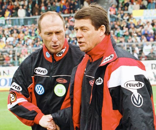 RECORD DATE NOT STATED Aus 1. BL. Saison 1998 99 VfL Wolfsburg . 1. FC Kaiserslautern 2:1 am 10.04.1999. Im Foto: WOB Trainer Wolfgang Wolf begrüßt FC Trainer Otto Rehhagel *** From 1 BL season 1998 99 VfL Wolfsburg 1 FC Kaiserslautern 2 1 on 10 04 1999 In photo WOB coach Wolfgang Wolf welcomes FC coach Otto Rehhagel