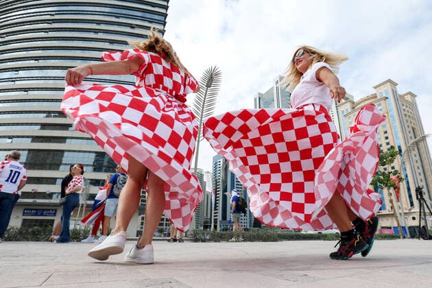 PXL_QATAR 2022 _Croatian fans Croatian fans with a 200m long flag on the beach in front of the Hilton Doha hotel for support the Croatia national team, Nationalteam before the Qatar World Cup quarter-final match in against Brazil, in Doha, Qatar, on December 9, 2022. IgorxKralj PIXSELL