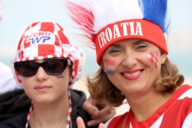 PXL_QATAR 2022 _Croatian fans Croatian fans with a 200m long flag on the beach in front of the Hilton Doha hotel for support the Croatia national team, Nationalteam before the Qatar World Cup quarter-final match in against Brazil, in Doha, Qatar, on December 9, 2022. IgorxKralj PIXSELL