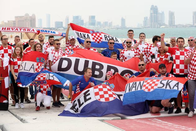 PXL_QATAR 2022 _Croatian fans Croatian fans with a 200m long flag on the beach in front of the Hilton Doha hotel for support the Croatia national team, Nationalteam before the Qatar World Cup quarter-final match in against Brazil, in Doha, Qatar, on December 9, 2022. IgorxKralj PIXSELL