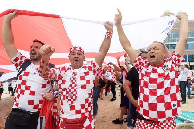 PXL_QATAR 2022 _Croatian fans Croatian fans with a 200m long flag on the beach in front of the Hilton Doha hotel for support the Croatia national team, Nationalteam before the Qatar World Cup quarter-final match in against Brazil, in Doha, Qatar, on December 9, 2022. GoranxStanzl PIXSELL