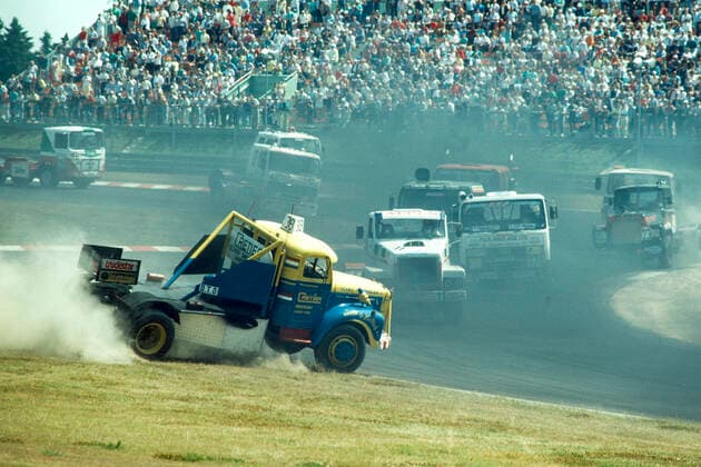 in 1986 kamen Truck-Rennen zum Nürburgring und werden dort alljährlich als Truck-Grand-Prix ausgetragen sogar eine Europameisterschaft für Trucks wird gewertet Hier ein Start mit vollem Einsatz *** in 1986 truck races came to the Nürburgring and are held there every year as Truck Grand Prix even a European championship for trucks is rated Here a start with full commitment