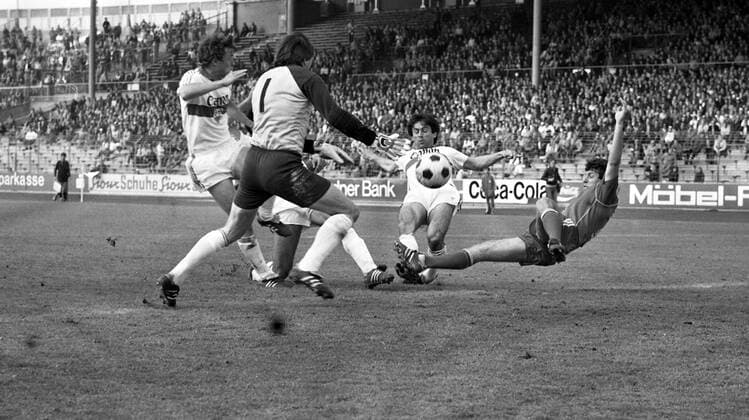 18.04.81 VfB Stuttgart - Bayer 04 Leverkusen Deutschland, Stuttgart, 18.04.1981, Fussball, Bundesliga, VfB Stuttgart - Bayer 04 Leverkusen (2:1): v.l. Karl Allgöwer (VfB Stuttgart), Fred-Werner Bockolt (Bayer 04 Leverkusen), Ilyas Tüfekci (VfB Stuttgart), Walter Posner (Bayer 04 Leverkusen). *** 18 04 81 VfB Stuttgart Bayer 04 Leverkusen Germany, Stuttgart, 18 04 1981, Football, Bundesliga, VfB Stuttgart Bayer 04 Leverkusen 2 1 v l Karl Allgöwer VfB Stuttgart , Fred Werner Bockolt Bayer 04 Leverkusen , Ilyas Tüfekci VfB Stuttgart , Walter Posner Bayer 04 Leverkusen