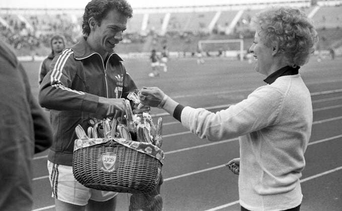 18.04.81 VfB Stuttgart - Bayer 04 Leverkusen Deutschland, Stuttgart, 18.04.1981, Fussball, Bundesliga, VfB Stuttgart - Bayer 04 Leverkusen (2:1): Hermann Ohlicher (VfB Stuttgart) übergibt Schokoladen Osterhasen an eine Dame Frau. *** 18 04 81 VfB Stuttgart Bayer 04 Leverkusen Germany, Stuttgart, 18 04 1981, football, Bundesliga, VfB Stuttgart Bayer 04 Leverkusen 2 1 Hermann Ohlicher VfB Stuttgart gives chocolate Easter bunny to a lady woman