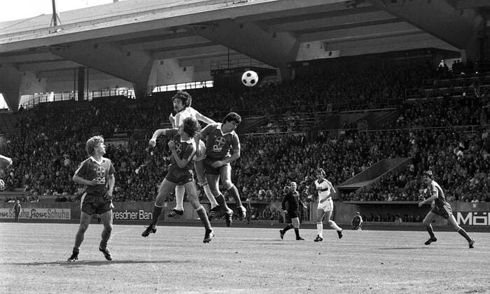 18.04.81 VfB Stuttgart - Bayer 04 Leverkusen Deutschland, Stuttgart, 18.04.1981, Fussball, Bundesliga, VfB Stuttgart - Bayer 04 Leverkusen (2:1): v.l. Jürgen Gelsdorf (Bayer 04 Leverkusen), Harald Beck (VfB Stuttgart), Walter Posner (Bayer 04 Leverkusen). *** 18 04 81 VfB Stuttgart Bayer 04 Leverkusen Germany, Stuttgart, 18 04 1981, Football, Bundesliga, VfB Stuttgart Bayer 04 Leverkusen 2 1 v l Jürgen Gelsdorf Bayer 04 Leverkusen , Harald Beck VfB Stuttgart , Walter Posner Bayer 04 Leverkusen