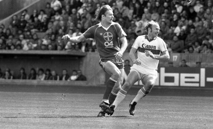 18.04.81 VfB Stuttgart - Bayer 04 Leverkusen Deutschland, Stuttgart, 18.04.1981, Fussball, Bundesliga, VfB Stuttgart - Bayer 04 Leverkusen (2:1): v.l. Jürgen Gelsdorf (Bayer 04 Leverkusen), Erwin Hadewicz (VfB Stuttgart). *** 18 04 81 VfB Stuttgart Bayer 04 Leverkusen Germany, Stuttgart, 18 04 1981, Football, Bundesliga, VfB Stuttgart Bayer 04 Leverkusen 2 1 v l Jürgen Gelsdorf Bayer 04 Leverkusen , Erwin Hadewicz VfB Stuttgart