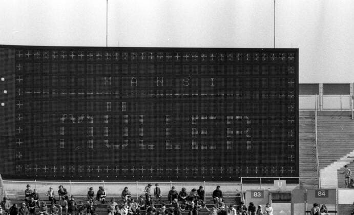 18.04.81 VfB Stuttgart - Bayer 04 Leverkusen Deutschland, Stuttgart, 18.04.1981, Fussball, Bundesliga, VfB Stuttgart - Bayer 04 Leverkusen (2:1): Anzeigetafel Tor Hansi Müller (VfB Stuttgart). *** 18 04 81 VfB Stuttgart Bayer 04 Leverkusen Germany, Stuttgart, 18 04 1981, football, Bundesliga, VfB Stuttgart Bayer 04 Leverkusen 2 1 scoreboard goal Hansi Müller VfB Stuttgart