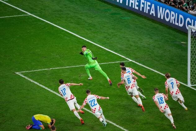 Sport Themen der Woche KW49 Sport Bilder des Tages Mandatory Credit: Photo by Dave Shopland Shutterstock (13655756fr) Croatia goalkeeper Dominik Livakovic celebrates saving the goal-saving penalty from Marquinhos of Brazil with his teammates for Croatia to win the penalty shootout Croatia v Brazil, FIFA World Cup, WM, Weltmeisterschaft, Fussball 2022, Quarter Final, Football, Education City Stadium, Doha, Qatar - 09 Dec 2022 Editorial Use Only Croatia v Brazil, FIFA World Cup 2022, Quarter Final, Football, Education City Stadium, Doha, Qatar - 09 Dec 2022 Editorial Use Only  Copyright: xDavexShopland Shutterstockx 13655756fr