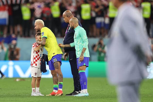 Croatia v Brazil : FIFA World Cup, WM, Weltmeisterschaft, Fussball 9 December 2022, Doha - FIFA World Cup Qatar 2022 - Quarter-Finals - Croatia v Brazil - Neymar of Brazil graciously hugs the son of Ivan Perisic of Croatia when he comes to comfort the Brazilian after the penalty shoot-out - Photo: Charlotte Wilson Offside. Doha Qatar *** Kroatien gegen Brasilien FIFA Fussball-Weltmeisterschaft 9. Dezember 2022, Doha FIFA Fussball-Weltmeisterschaft Katar 2022 Viertelfinale Kroatien gegen Brasilien Neymar (Brasilien) umarmt den Sohn von Ivan Perisic (Kroatien), als dieser den Brasilianer nach dem Elfmeterschießen trösten will Foto Charlotte Wilson Abseits Doha Katar  Copyright: xCharlottexWilsonx xOffsidexOffside