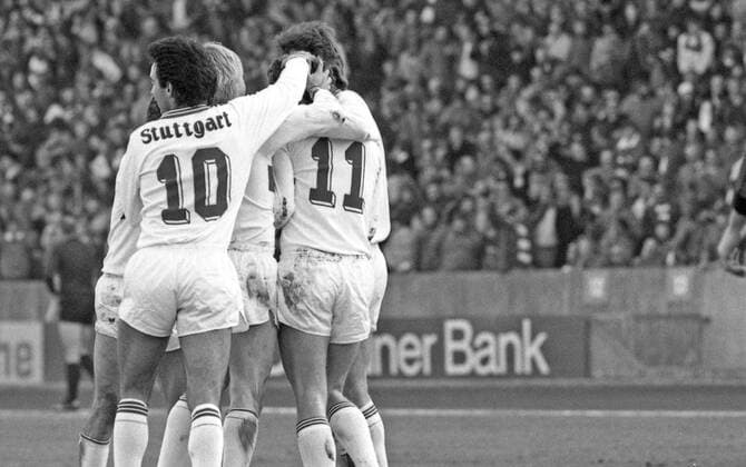 14.02.81 VfB Stuttgart - Eintracht Frankfurt Deutschland, Stuttgart, 14.02.1981, Fussball, Bundesliga, VfB Stuttgart - Eintracht Frankfurt (1:1): Jubel VfB Stuttgart Spieler Tor 1:0 Allgöwer. *** 14 02 81 VfB Stuttgart Eintracht Frankfurt Germany, Stuttgart, 14 02 1981, football, Bundesliga, VfB Stuttgart Eintracht Frankfurt 1 1 cheer VfB Stuttgart player goal 1 0 Allgöwer