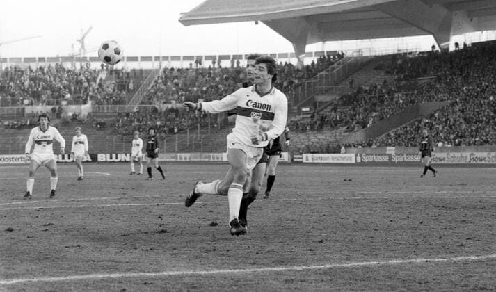 14.02.81 VfB Stuttgart - Eintracht Frankfurt Deutschland, Stuttgart, 14.02.1981, Fussball, Bundesliga, VfB Stuttgart - Eintracht Frankfurt (1:1): v.l. Karl-Heinz Charly Körbel (Eintracht Frankfurt), Bernd Klotz (VfB Stuttgart). *** 14 02 81 VfB Stuttgart Eintracht Frankfurt Germany, Stuttgart, 14 02 1981, Football, Bundesliga, VfB Stuttgart Eintracht Frankfurt 1 1 v l Karl Heinz Charly Körbel Eintracht Frankfurt , Bernd Klotz VfB Stuttgart