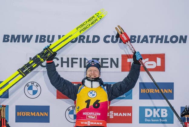 Bilder des Jahres 2022, Sport 12 Dezember 09.12.2022, Biathlonarena, Hochfilzen, AUT, IBU Weltcup Biathlon, Sprint, Herren, Siegerehrung, im Bild Johannes Thingnes Boe (NOR) Johannes Thingnes Boe of Norway during the winner ceremony for the men Sprint Competition of the BMW IBU Biathlon World Cup at the Biathlonarena in Hochfilzen, Austria on 2022 12 09. Expa Hochfilzen *** 09 12 2022, Biathlon Arena, Hochfilzen, AUT, IBU World Cup Biathlon, Sprint, Men, Award Ceremony, in picture Johannes Thingnes Boe NOR Johannes Thingnes Boe of Norway during the winner ceremony for the men Sprint Competition of the BMW IBU Biathlon World Cup at the Biathlon Arena in Hochfilzen, Austria on 2022 12 09 Expa Hochfilzen  EP_ade