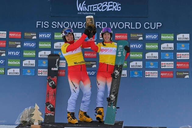 Bilder des Jahres 2022, Sport 12 Dezember Sport Bilder des Tages Siegerehrung Mixed Team Parallel v.l. CASANOVA Gian (SUI) JENNY Ladina (SUI) KWIATKOWSKI Oskar gelbes Trikot, Spitzenreiter in der Gesamtwertung 10. & 11.12.2022 ¢ FIS Snowboard World Cup Parallel Slalom Mixed Team & Parallel Slalom - Winterberg (GER), Poppenberg-Hang, Winterberg, NRW Germany *** Award Ceremony Mixed Team Parallel v l CASANOVA Gian SUI JENNY Ladina SUI KWIATKOWSKI Oskar yellow jersey, overall leader 10 11 12 2022 ¢ FIS Snowboard World Cup Parallel Slalom Mixed Team Parallel Slalom Winterberg GER , Poppenberg Hang, Winterberg, NRW Germany Copyright: xpepphotox xHorstxMauelshagenx pep00321, pep_20221210_hm