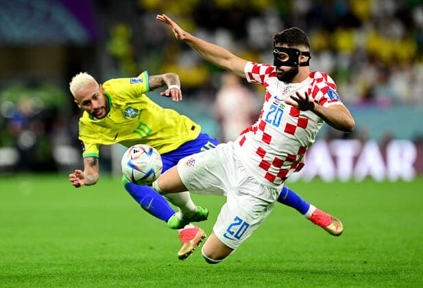 FUSSBALL WM 2022 Viertelfinale Kroatien - Brasilien 09.12.2022 Neymar (li, Brasilien) gegen Josko Gvardiol (re, Kroatien) *** FOOTBALL World Cup 2022 quarterfinal Croatia Brazil 09 12 2022 Neymar li, Brazil vs Josko Gvardiol r, Croatia