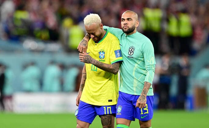 FUSSBALL WM 2022 Viertelfinale Kroatien - Brasilien 09.12.2022 Enttaeuschung nach der Niederlage, Neymar (li) mit Dani Alves (re, Brasilien) *** FOOTBALL World Cup 2022 quarterfinal Croatia Brazil 09 12 2022 Disappointment after the defeat, Neymar left with Dani Alves right, Brazil
