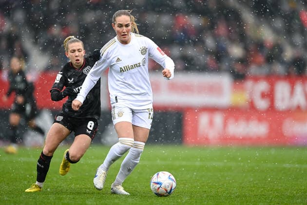 v.li.: Elisa Senss (Bayer Leverkusen, 6) Sydney Lohmann (FC Bayern München, FCB, 12) im Zweikampf, Duell, duel, tackle, Dynamik, Action, Aktion, 10.12.2022, München (Deutschland), Fussball, Flyeralarm Frauen-Bundesliga, FC Bayern München - Bayer Leverkusen, DFB DFL REGULATIONS PROHIBIT ANY USE OF PHOTOGRAPHS AS IMAGE SEQUENCES AND OR QUASI-VIDEO.
