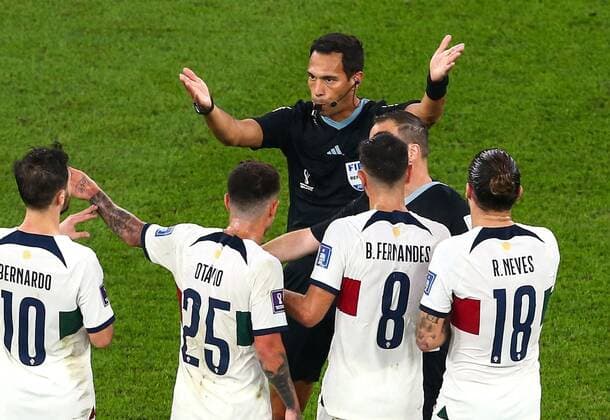 Sport Bilder des Tages Mandatory Credit: Photo by Michael Zemanek Shutterstock (13655764as) Referee Facundo Tello is confronted by the Portugal players at half time Morocco v Portugal, FIFA World Cup, WM, Weltmeisterschaft, Fussball 2022, Quarter Final, Football, Al Thumama Stadium, Doha, Qatar - 10 Dec 2022 Editorial Use Only Morocco v Portugal, FIFA World Cup 2022, Quarter Final, Football, Al Thumama Stadium, Doha, Qatar - 10 Dec 2022 Editorial Use Only  Copyright: xMichaelxZemanek Shutterstockx 13655764as