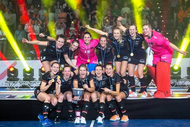 Bilder des Jahres 2022, Sport 12 Dezember Sport Bilder des Tages Hallen Hockey Europameisterschaft Hamburg, Deutschland - Holland 5-4, Damen, Finale 10.12.2022, Siegerfoto Deutschland Europameister Halle 2022 Hamburg Sporthalle Hamburg Hamburg Deutschland *** European Indoor Hockey Championship Hamburg, Germany Holland 5 4, women, final 10 12 2022, winner photo Germany European Champion Hall 2022 Hamburg Sporthalle Hamburg Germany Hallen EM Siegerfoto Finale D-NL 5-4 12.12.2022 -7782