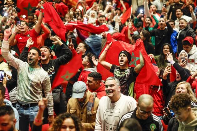 AMSTERDAM - Supporters of the Moroccan football team cheer after the 1-0 win for Morocco while watching the match between Morocco and Portugal at the World Cup in Qatar in the Amsterdam Meervaart. ANP BAS CZERWINSKI netherlands out - belgium out Amsterdam xVIxxIVx *** AMSTERDAM Supporters of the Moroccan football team cheer after the 1 0 win for Morocco while watching the match between Morocco and Portugal at the World Cup in Qatar in the Amsterdam Meervaart ANP BAS CZERWINSKI netherlands out belgium out Amsterdam xVIxxIVx 459209931 originalFilename: 0196376076st.jpg