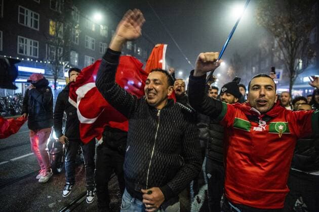 AMSTERDAM - Moroccan football supporters celebrate the 1-0 win of the Moroccan football team on the Mercatorplein in Amsterdam during the match between Morocco and Portugal at the World Cup in Qatar. ANP OLAF KRAAK netherlands out - belgium out Amsterdam xVIxxIVx *** AMSTERDAM Moroccan football supporters celebrate the 1 0 win of the Moroccan football team on the Mercatorplein in Amsterdam during the match between Morocco and Portugal at the World Cup in Qatar ANP OLAF KRAAK netherlands out belgium out Amsterdam xVIxxIVx 459210329 originalFilename: 0196376720st.jpg