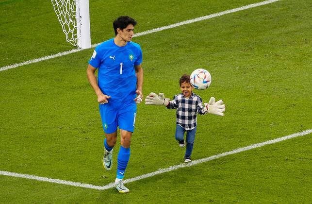 Sport Themen der Woche KW49 Mandatory Credit: Photo by Michael Zemanek Shutterstock (13655764dr) Goalkeeper Yassine Bounou of Morocco s young son enjoys playing on the pitch in his fathers gloves after the game Morocco v Portugal, FIFA World Cup, WM, Weltmeisterschaft, Fussball 2022, Quarter Final, Football, Al Thumama Stadium, Doha, Qatar - 10 Dec 2022 Editorial Use Only Morocco v Portugal, FIFA World Cup 2022, Quarter Final, Football, Al Thumama Stadium, Doha, Qatar - 10 Dec 2022 Editorial Use Only  Copyright: xMichaelxZemanek Shutterstockx 13655764dr