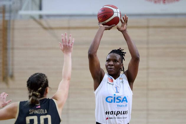 Isabelle Nicole Spingola (Saarlouis, 30), Uju Ugoka (Lions, 1), Gisa Lions MBC - Inexio Royals Saarlouis, Basketball, Frauen, DBBL, Meisterschaft, 8. Spieltag, 2022 2023, 10.12.2022, Halle SWH Arena Sachsen-Anhalt Deutschland