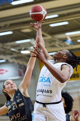 Lilli Froelich (Saarlouis, 21), Uju Ugoka (Lions, 1), Gisa Lions MBC - Inexio Royals Saarlouis, Basketball, Frauen, DBBL, Meisterschaft, 8. Spieltag, 2022 2023, 10.12.2022, Halle SWH Arena Sachsen-Anhalt Deutschland