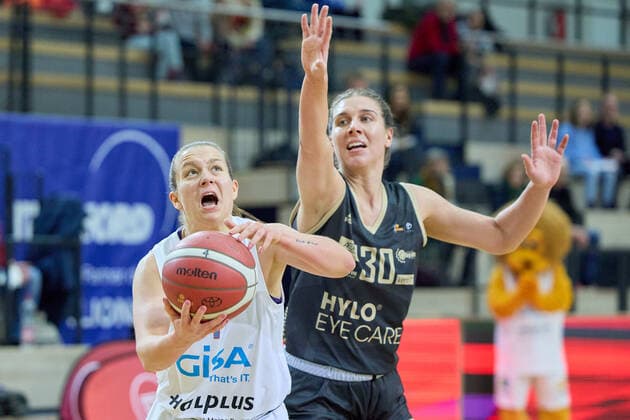 Laura Schinkel (Lions, 7), Isabelle Nicole Spingola (Saarlouis, 30), Gisa Lions MBC - Inexio Royals Saarlouis, Basketball, Frauen, DBBL, Meisterschaft, 8. Spieltag, 2022 2023, 10.12.2022, Halle SWH Arena Sachsen-Anhalt Deutschland
