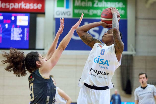 Laura OliveiraFerreira (Saarlouis, 9), Jasmine Gill (Lions, 0), Gisa Lions MBC - Inexio Royals Saarlouis, Basketball, Frauen, DBBL, Meisterschaft, 8. Spieltag, 2022 2023, 10.12.2022, Halle SWH Arena Sachsen-Anhalt Deutschland