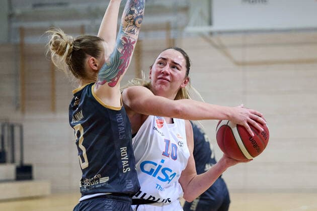 Sylwia Bujniak (Saarlouis, 3), Barbora Kasparkova (Lions, 10), Gisa Lions MBC - Inexio Royals Saarlouis, Basketball, Frauen, DBBL, Meisterschaft, 8. Spieltag, 2022 2023, 10.12.2022, Halle SWH Arena Sachsen-Anhalt Deutschland